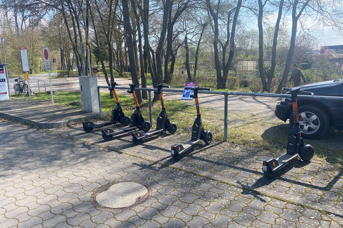 Wohnmobilstellplatz: E-Scooter (Zeus) am Platz - Wohnmobilpark „Am Hutrasen“