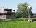Wohnmobilstellplatz: Blick über die Ranch zum Saloon. - Horse Lake Ranch