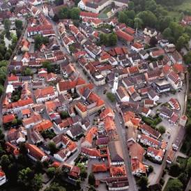 Wohnmobilstellplatz: Blick von oben auf das mittelalterliche Oval von Isny - Stellplatz Untere Mühle