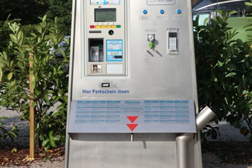 Wohnmobilstellplatz: Check-in 365 Tage / 24 h am Automaten. Bezahlung mit Münzen oder Maestro Karte (EC). - Wohnmobil-Stellplatz Lörrach-Basel