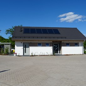 Wohnmobilstellplatz: Das Servicehaus mit Duschen, Toiletten,Spülraum mit Waschmaschine und Trockner - Am Badeland