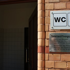 Wohnmobilstellplatz: Öffnungszeiten WC  (c) Stadtmarketing Halle (Saale) GmbH, www.halle-tourismus.de  - Wohnmobilstellplatz an der Fährstraße