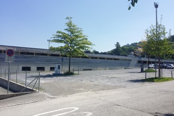 Wohnmobilstellplatz: Ansicht bei Anfahrt - Parkplatz Paul-Grüninger-Station