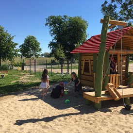 Wohnmobilstellplatz: Naturspielplatz für Kleinkinder - Seeweide Naturcamping Penzlin