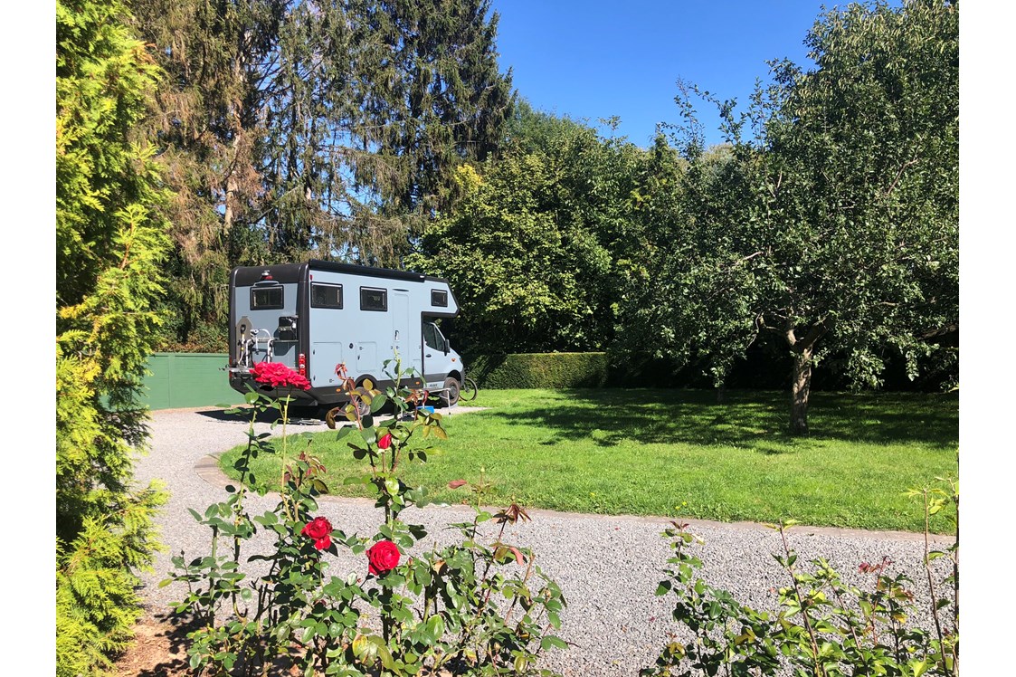 Wohnmobilstellplatz: Stellplatz auf Splitt an der Wiese
Auffahrkeile erforderlich  - Garten-Camping auf Privatgrundstück in der #Eifel