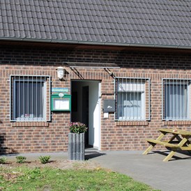 Wohnmobilstellplatz: Anmeldung/Sanitärgebäude - Wohnmobilstellplatz und Tiny Ferein- und Ausstellungspark am Alfsee