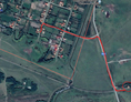 Wohnmobilstellplatz: Fussweg zum Bahnhof (man kann auch übers Feld laufen, Fahrplan nach Timisoara (Direktverbindung) auf dem Gelände) - Timisoara (Chveresu Mare)