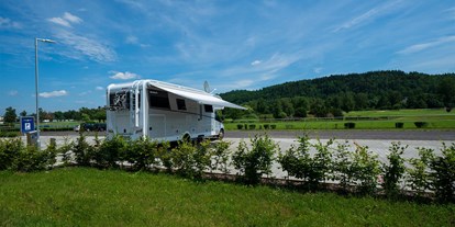 Reisemobilstellplatz - Wohnwagen erlaubt - Tschechien - Stellplatz Hipodrom Holoubek Karlsbad - Stellplatz Hipodrom Holoubek