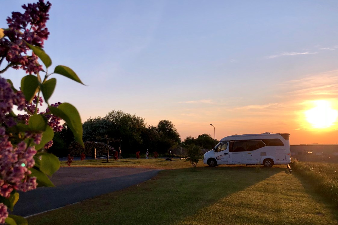 Wohnmobilstellplatz: Sonnenuntergang über einem Hobby  - Zur Platane Mohorn 