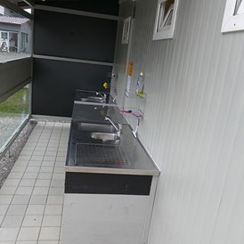 Wohnmobilstellplatz: Dies ist unsere Spülecke die unseren Gästen mit Warm- und Kaltwasser kostenlos zur Verfügung steht. - Wohnmobilpark Füssen