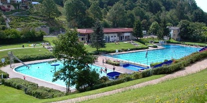 Reisemobilstellplatz - Umgebungsschwerpunkt: Fluss - Hessisch Lichtenau - Waldschwimmbad im Heienbach - Parkplatz am Freibad