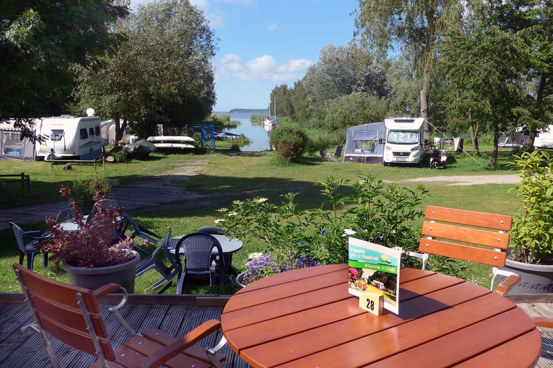 Wohnmobilstellplatz: Gemütlich essen und trinken auf der Sonnenterrasse - Naturcamping Lassan