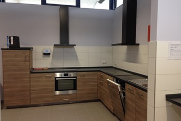 Wohnmobilstellplatz: Die moderne und großzügig gestaltete Küche bietet auch Sitzgelegenheiten für insgesamt 8 Personen. - Wohnmobilstellplatz am Noor