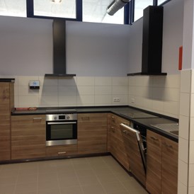 Wohnmobilstellplatz: Die moderne und großzügig gestaltete Küche bietet auch Sitzgelegenheiten für insgesamt 8 Personen. - Wohnmobilstellplatz am Noor