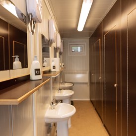 Wohnmobilstellplatz: WCs im Sanitärgebäude - Camping am Kühlhaus