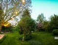 Wohnmobilstellplatz: Der Garten mit Nussbaum, Pool und Zelt-Wiese.  - Naturhof Camping
