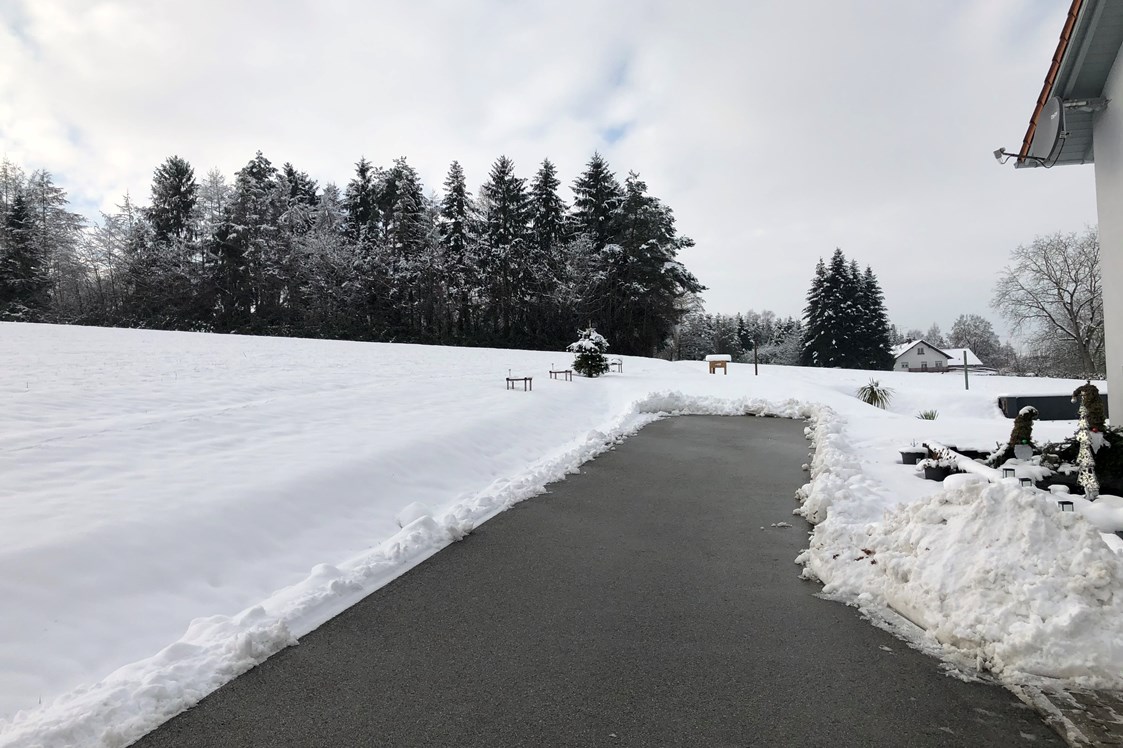 Wohnmobilstellplatz: Blick im Winter auf den Stellplatz "Wiese" aus Richtung Zufahrtsweg - Dezember 2019 - Camper Stellplatz "VORMFELD"