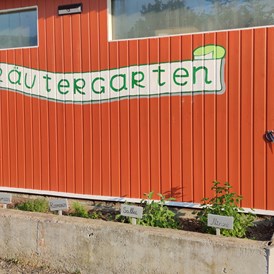 Wohnmobilstellplatz: Kräutergarten für die Gäste  - Natur Campingplatz Bad Mergentheim