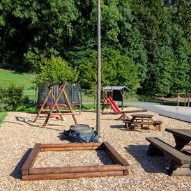 Wohnmobilstellplatz: Spielplatz - Naturcampingstellplätze auf dem Ferienhof Verse im Sauerland.