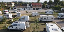 Reisemobilstellplatz - Wohnwagen erlaubt - Blick auf Rezeptions- und Sanitärgebäude - Campingpark Erfurt