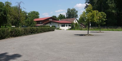 Motorhome parking space - Cleebronn - Copyright: Tourismusgemeinschaft Marbach Bottwartal - Parkplatz am Schützenhaus
