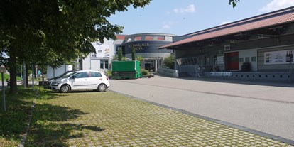 Motorhome parking space - öffentliche Verkehrsmittel - Welzheim - Copyright: Tourismusgemeinschaft Marbach Bottwartal - Parkplatz Bottwartal Winzer