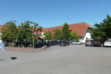 Wohnmobilstellplatz: Hotel Restaurant Gut Sansenhof Parkplatzansicht - Wohnmobil und Caravan Stellplatz "Golfanlage Gut Sansenhof"