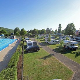 Wohnmobilstellplatz: Camping liegt direkt am Schwimmbad - Camping route du vin Grevenmacher
