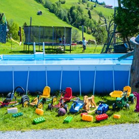 Wohnmobilstellplatz: Pool, Kinderfahrzeuge, Trampolin und Spielsachen stehen unseren Gästen zur freien Verfügung. - Kinderbauernhof Oberhasenberghof