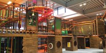 Reisemobilstellplatz - Wohnwagen erlaubt - Indoorspielhalle "Piratennest" mit großer Rutschen- und Kletterwelt  - Übernachtungsoase Südsee-Camp