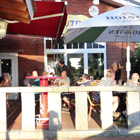 Wohnmobilstellplatz: Bei schönem Wetter bieten wir unsere schöne Sonnenterrasse für alle Gäste an. - Restaurant ZENTRALE