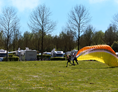 Wohnmobilstellplatz: Kitesurfer beim Trockentraining - Freizeitanlage Höxter-Godelheim