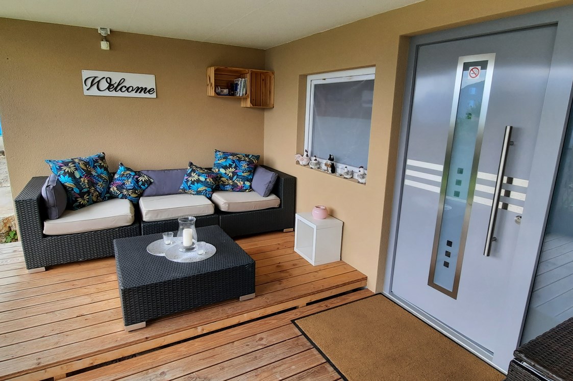 Wohnmobilstellplatz: Lounge mit Tischen und Stühlen, vor dem Duschraum, stehen zur freien Verfügung - Weggis am Vierwaldstättersee
