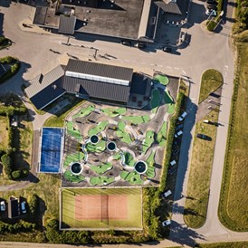 Wohnmobilstellplatz: Das Akrivitäten "Zentrum" mit Paddel Tennis, Tennis Minigolf und Aktivitätenhalle. - Skiveren Camping