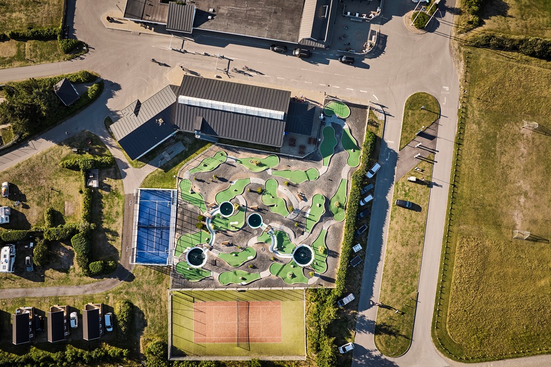 Wohnmobilstellplatz: Das Akrivitäten "Zentrum" mit Paddel Tennis, Tennis Minigolf und Aktivitätenhalle. - Skiveren Camping