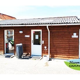 Wohnmobilstellplatz: Reception, kitchen and toilets with bathroom - Nissum Fjord Camping