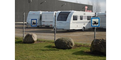 Motorhome parking space - Wohnwagen erlaubt - Denmark - Stellplätze vor Caravanhändler Tarup A/S - TARUP Campingcenter
