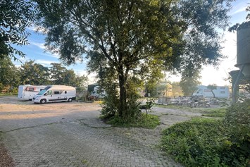 Wohnmobilstellplatz: Gepflasterter, überdachter Hof, ganzjährig geöffnet - Camperplaats Buitenplaats Molenwei