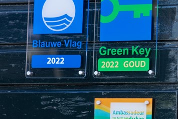 Wohnmobilstellplatz: Seit 2022 sind wir Green Key und Blue Flag angeschlossen.

Green Key ist das größte Nachhaltigkeitslabel für den Tourismus- und Freizeitsektor in den Niederlanden. Betriebe mit dem Gütezeichen Green Key tun alles, um die Umwelt zu schonen, ohne auf Komfort und Qualität für ihre Gäste zu verzichten. Sie gehen einen Schritt weiter, als es die normalen Gesetze und Vorschriften erfordern. - Recreatiebedrijf De Koevoet