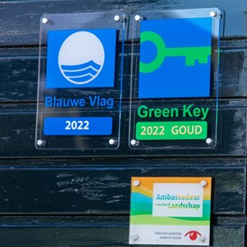 Wohnmobilstellplatz: Seit 2022 sind wir Green Key und Blue Flag angeschlossen.

Green Key ist das größte Nachhaltigkeitslabel für den Tourismus- und Freizeitsektor in den Niederlanden. Betriebe mit dem Gütezeichen Green Key tun alles, um die Umwelt zu schonen, ohne auf Komfort und Qualität für ihre Gäste zu verzichten. Sie gehen einen Schritt weiter, als es die normalen Gesetze und Vorschriften erfordern. - Recreatiebedrijf De Koevoet