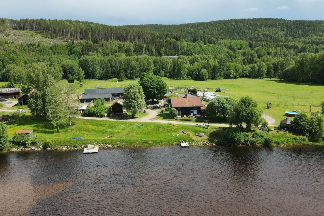 Wohnmobilstellplatz: Nice campsite at the river Klarälven and the foot of the mountains - Sun Dance Ranch