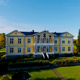 Wohnmobilstellplatz: Hauptgebäude mit Rezeption für den Campingplatz und das Hotel. - Filipsborgs Herrgård (Filipsborg Herrenhaus)