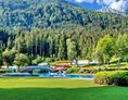 Wohnmobilstellplatz: Wunderbare Aussicht von der Liegewiese
 - Camping am Waldbad