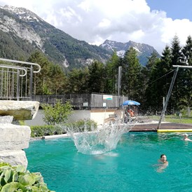 Wohnmobilstellplatz: Natur Pool - Lechtal Camping Vorderhornbach