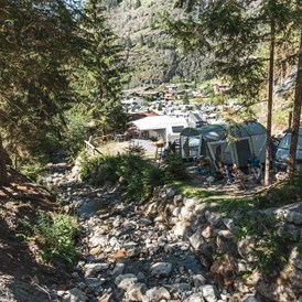 Wohnmobilstellplatz: Bach verläuft durch den Campingplatz - Naturcamping Kuprian