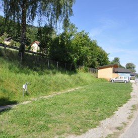 Wohnmobilstellplatz: Stellplätze im eingezäunten Bereich - Camping an der Donau