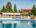 Wohnmobilstellplatz: 8-Eck -Becken mit Sommerrestaurant - FKK Resort Rutar Lido