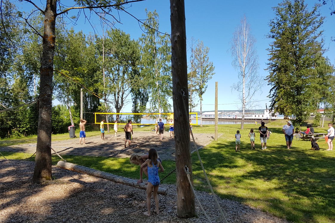 Wohnmobilstellplatz: Nice area for playing or picnic by the beach - Evjua Strandpark