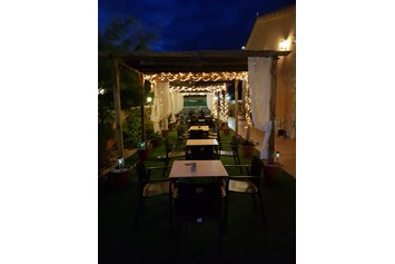 Wohnmobilstellplatz: unsere Terrasse - Parking Restaurant Finca La Montañosa