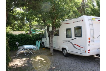 Wohnmobilstellplatz: Typischer, schattiger Stellplatz - Camping San Vicente